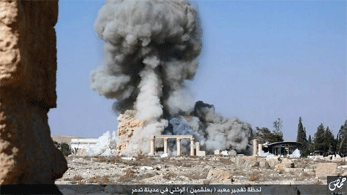 el momento de destruir el templo de Baal Shamin por Daesh